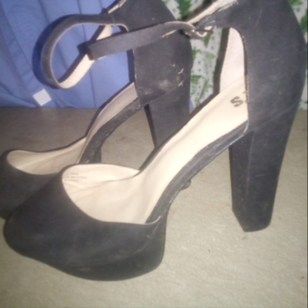 Black pumps